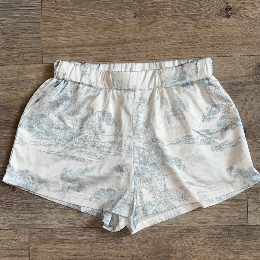 VINTAGE HAVANA White & Blue Tropical Print Stretch Waist Satin Shorts Size Small